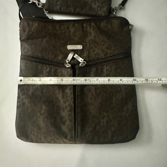 Baggallini Nylon Brown Leopard Print Crossbody w/matching Wristlet - Picture 12 of 15